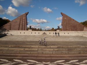 travelxsite berlin 3 day trip bike tour sowjet monument