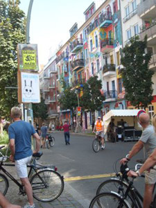 travelxsite berlin bike tour riverside street view.jpg
