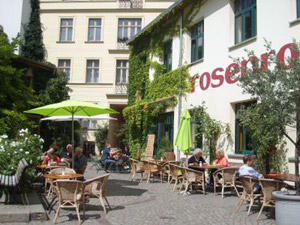 travelxsite berlin walking tour scheunenviertel beer garden.jpg