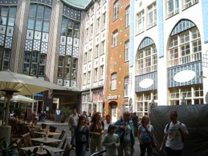 travelxsite berlin walking tour scheunenviertel hackeschen hoefe inside.jpg