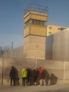 travelxsite berlin klassenfahrt fuehrung mauer wachturm